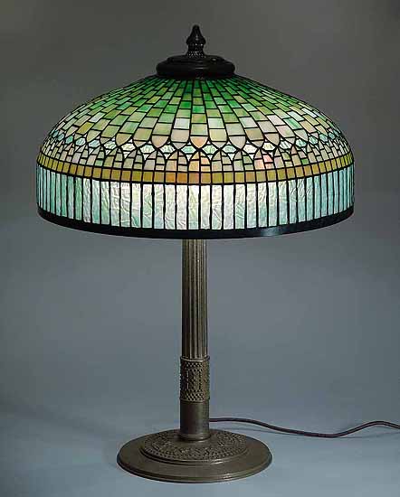 CURTAUN BORDER TIFFANY LAMP ON ROMAN BASE #529